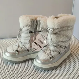 Girls Size 7 Wonder Nation Sherpa Snow Boots Skid resistant