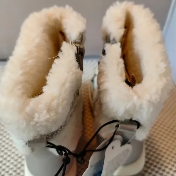 Girls Size 7 Wonder Nation Sherpa Snow Boots Skid resistant