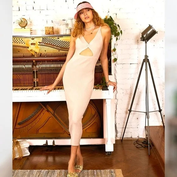HEARTLOOM Kessy Twist Front Bodycon Dress in Sand