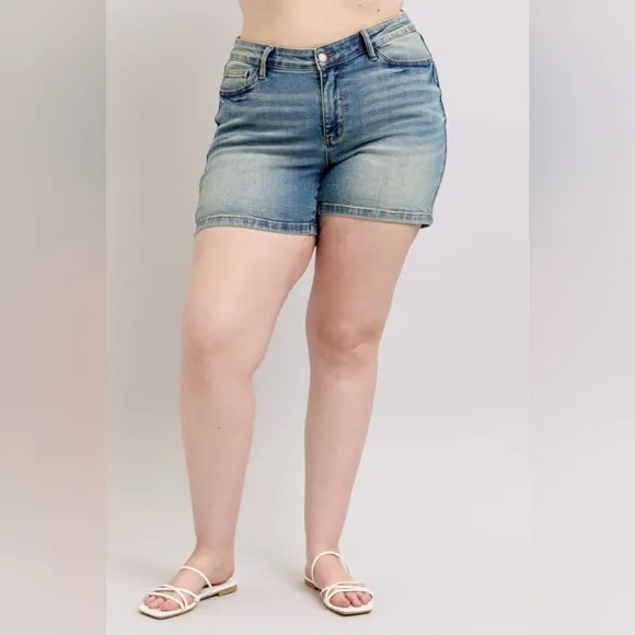 Judy Blue V-waist Slim Fit Denim Mid-length Skinny Leg Retro Vintage Shorts PLUS
