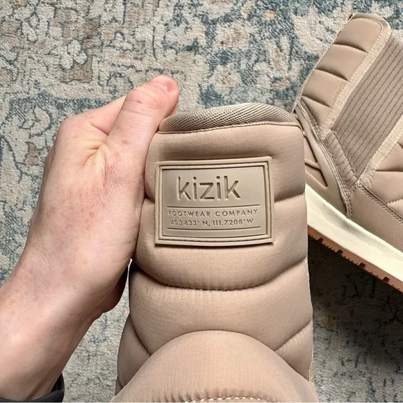 KIZIK Women's Juno Mid Boot in Doeskin Tan Hands Free Shoe Snow Boots Size US 8