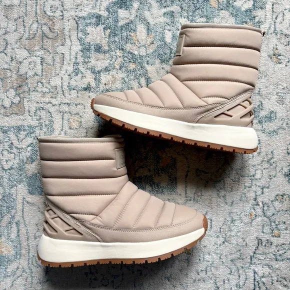 KIZIK Women's Juno Mid Boot in Doeskin Tan Hands Free Shoe Snow Boots Size US 8