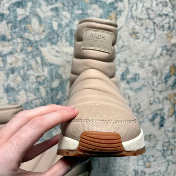 KIZIK Women's Juno Mid Boot in Doeskin Tan Hands Free Shoe Snow Boots Size US 8