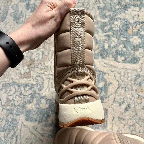 KIZIK Women's Juno Mid Boot in Doeskin Tan Hands Free Shoe Snow Boots Size US 8