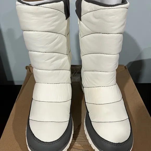 L.L. Bean Women's Ultralight Quilted Insulated Boots, Tall Side-Zip, size 7.5,