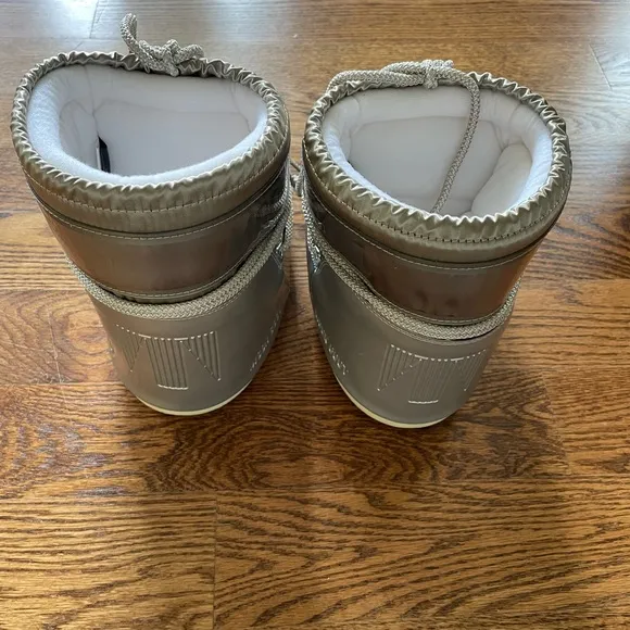 Moon Boot MB Icon Low Glance boots in size 7.5