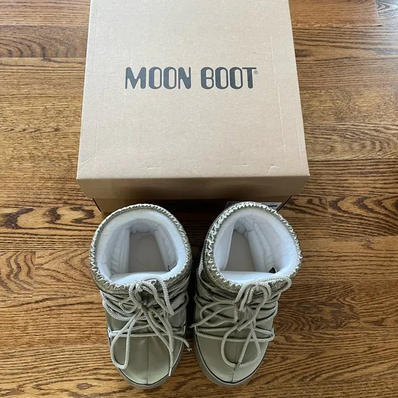 Moon Boot MB Icon Low Glance boots in size 7.5