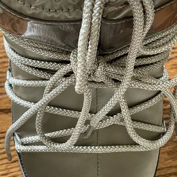 Moon Boot MB Icon Low Glance boots in size 7.5