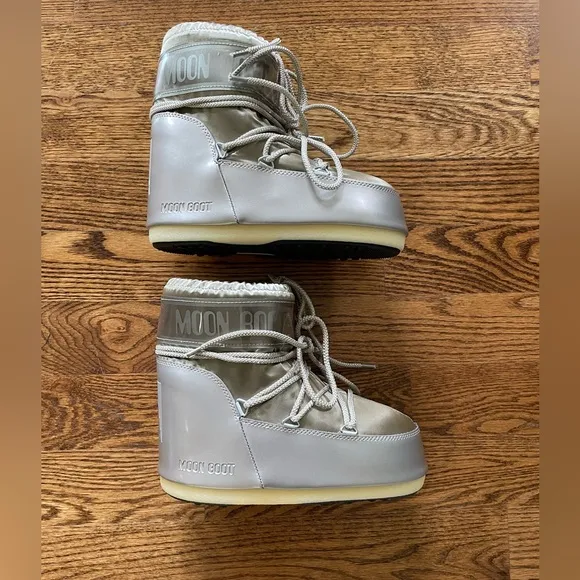 Moon Boot MB Icon Low Glance boots in size 7.5