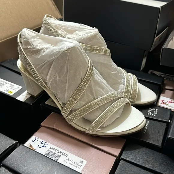 NATURALIZER Vanessa Strappy Sandals (WIDE)