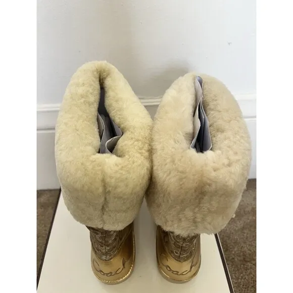 New In Box Coach Nikole Gold Metallic Roll Down 9M Shearling Logo Lined Boots