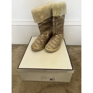 New In Box Coach Nikole Gold Metallic Roll Down 9M Shearling Logo Lined Boots