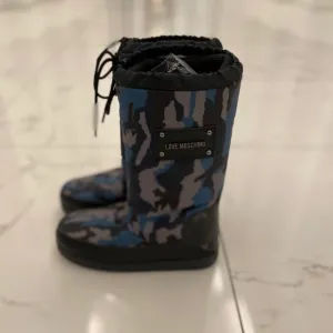 New Moschino Blue Camouflage Moon Boots