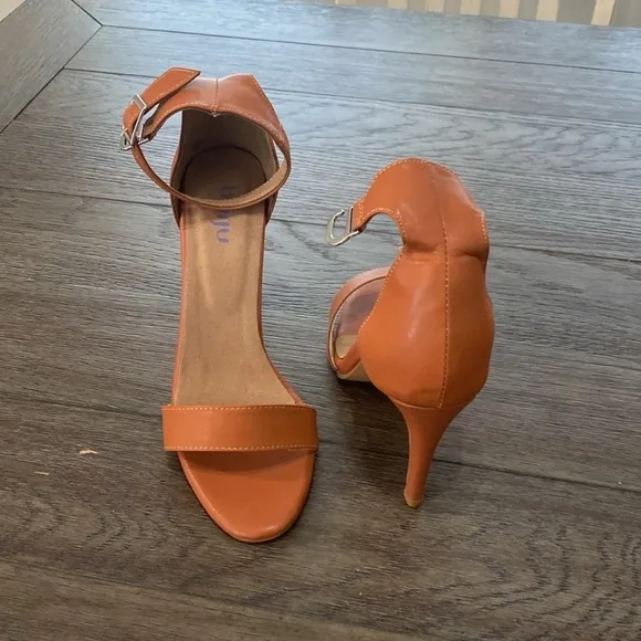 NWT BURJU Zoe True Nude Classic Strappy Heeled Sandals | size 8.5