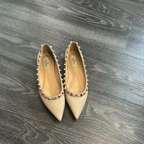 Rock stud, pointed toe flats nude  never worn no box included Patent leather