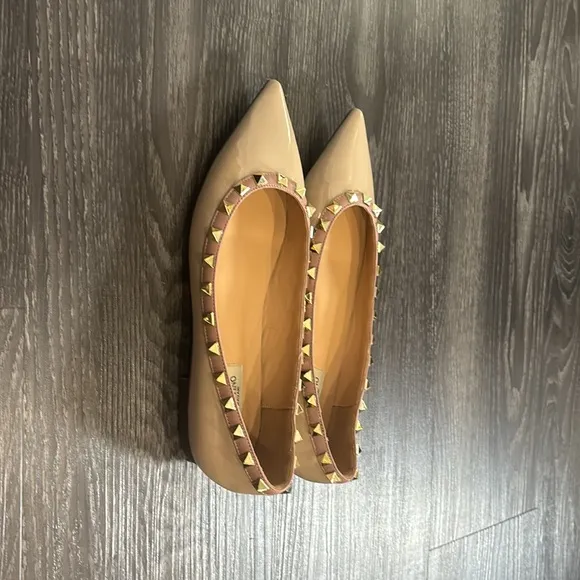 Rock stud, pointed toe flats nude  never worn no box included Patent leather