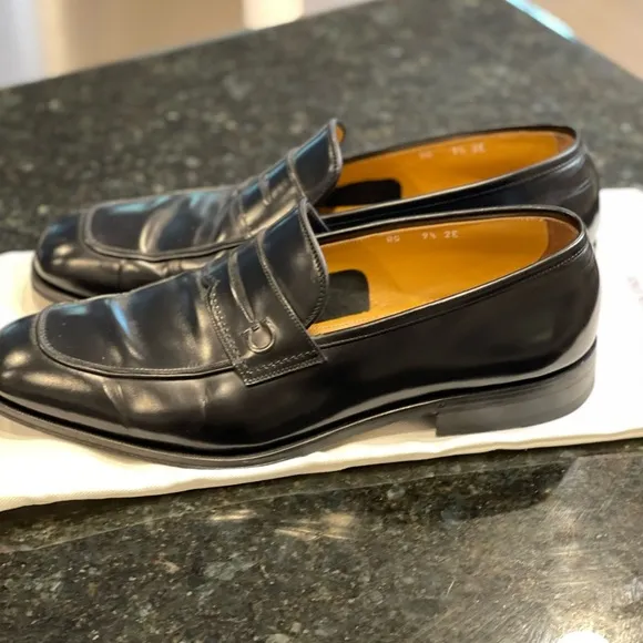 Salvatore Ferragamo Black Leather Gancini Loafers – Size 9.5 2E (Wide Fit)
