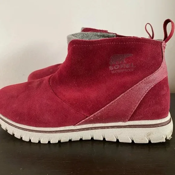 Sorel Boots Women’s 7 Cozy Short Snow Boot Red