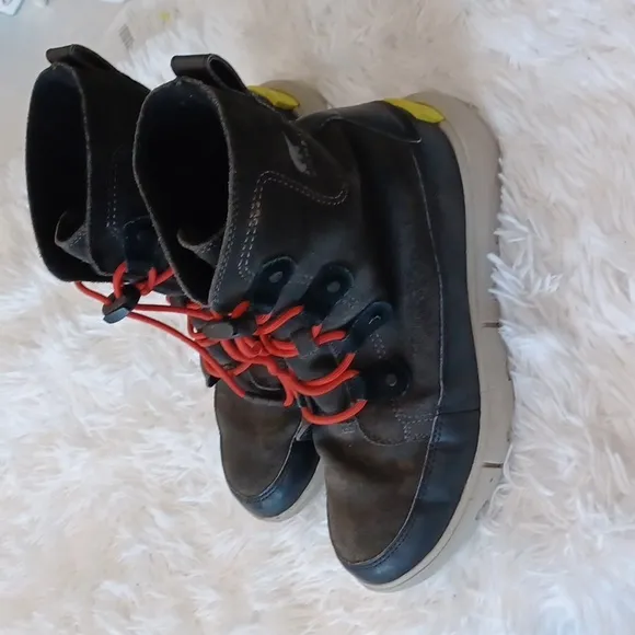 Sorel Explorer Lined Waterproof Suede Lace Up Snow Boots Boys Sz 6 Black Gray