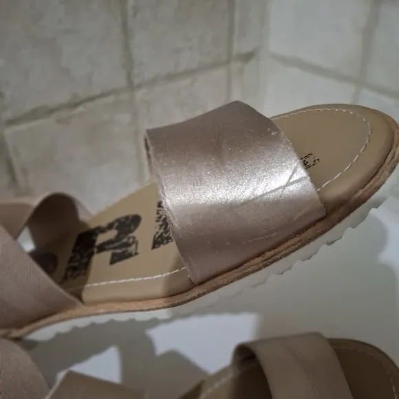 Sorel Gold Tone Flat Sandals Size 7