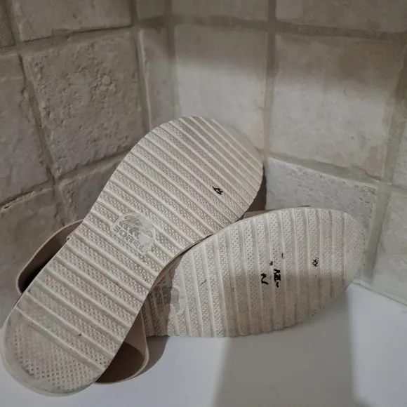 Sorel Gold Tone Flat Sandals Size 7