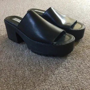 Steve Madden Black Heeled Wedge Sandals - Size 9 1/2