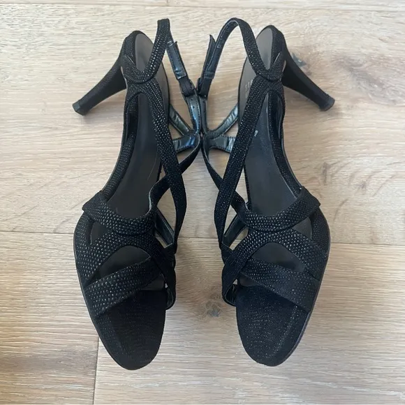 Stuart Weitzman Axis Heels Size 7M Black Strappy Leather Goosebump Sandals
