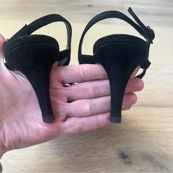 Stuart Weitzman Axis Heels Size 7M Black Strappy Leather Goosebump Sandals