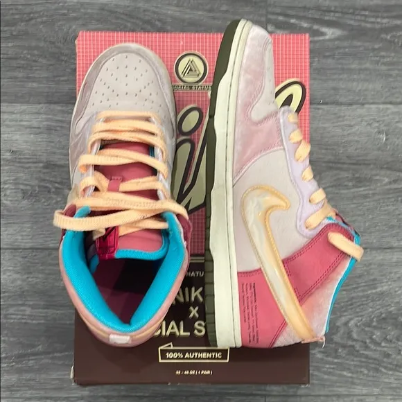 Stylish High-Top Sneakers with Teal and Peach Highlights