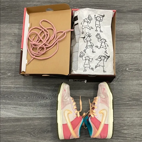 Stylish High-Top Sneakers with Teal and Peach Highlights
