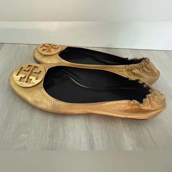 Tory Burch Gold Logo Ballet Flats Elastic Heels Size 9.5