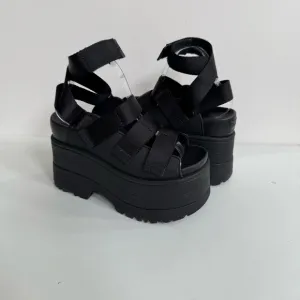 UGG GOLDENRISE BLACK STRAPPY PLATFORM SANDALS US 10
