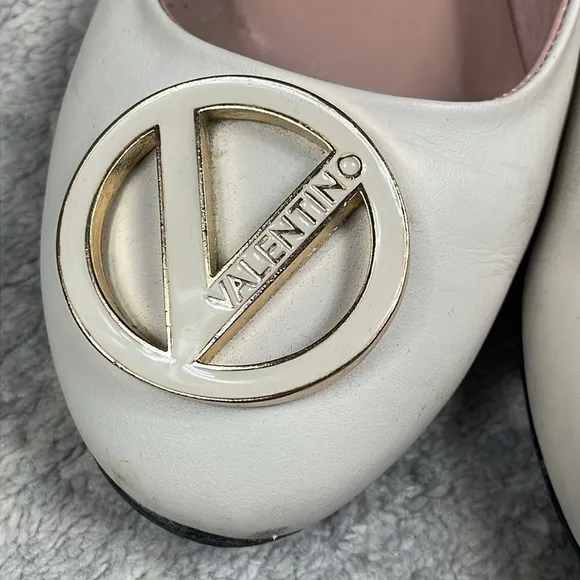 Valentino Calliope Leather Ballet Flats V Medallion Ivory Cream Sz 8