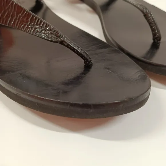 Vince. Black Patent Leather Thong Flat Sandals Size 7.5