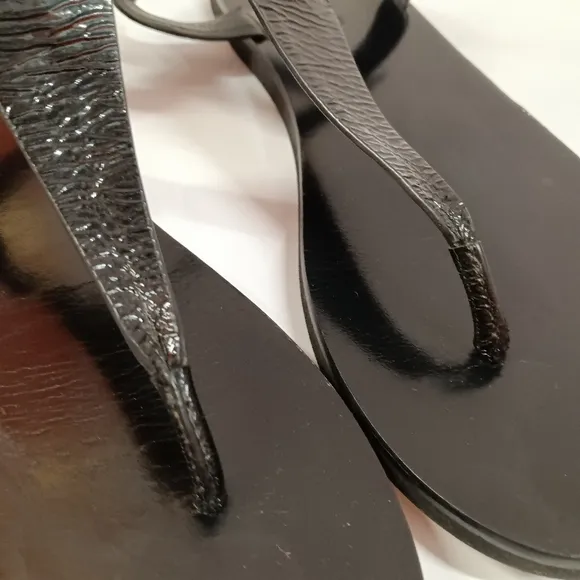 Vince. Black Patent Leather Thong Flat Sandals Size 7.5