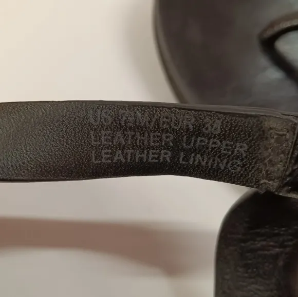 Vince. Black Patent Leather Thong Flat Sandals Size 7.5