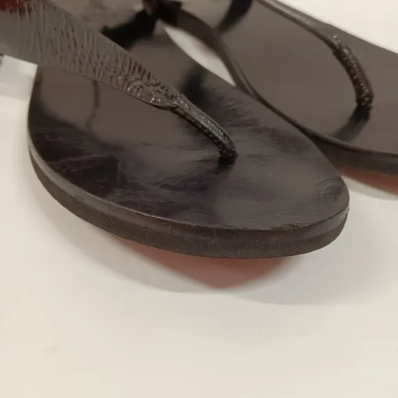 Vince. Black Patent Leather Thong Flat Sandals Size 7.5