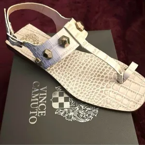 VINCE CAMUTO &quot;DAILETTE&quot; LIGHT TAUPE SNAKE EMBOSSED LEATHER STUD STRAPPY SANDAL🆕