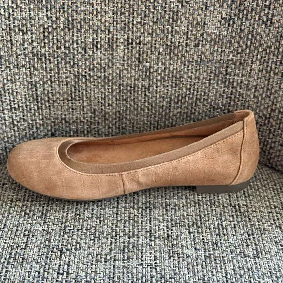 Vionic Anita Flats Tan Suede Leather Slip On Size 6.5 Round Toe