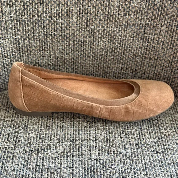 Vionic Anita Flats Tan Suede Leather Slip On Size 6.5 Round Toe