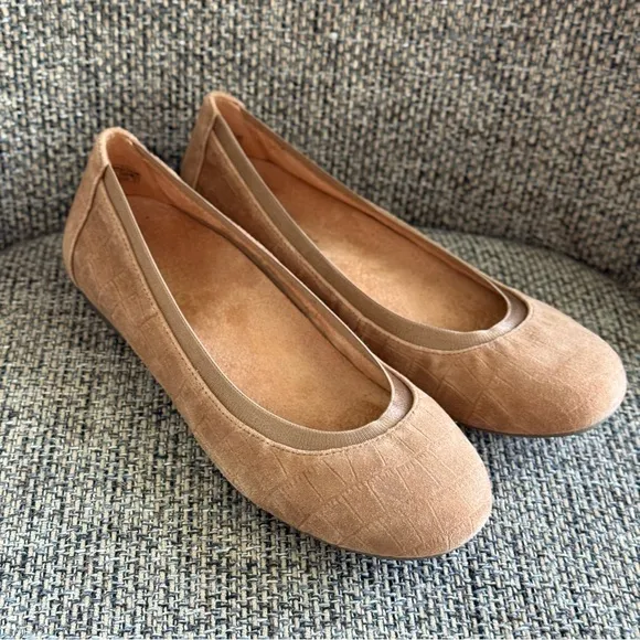 Vionic Anita Flats Tan Suede Leather Slip On Size 6.5 Round Toe