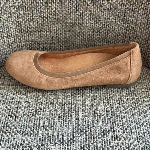Vionic Anita Flats Tan Suede Leather Slip On Size 6.5 Round Toe