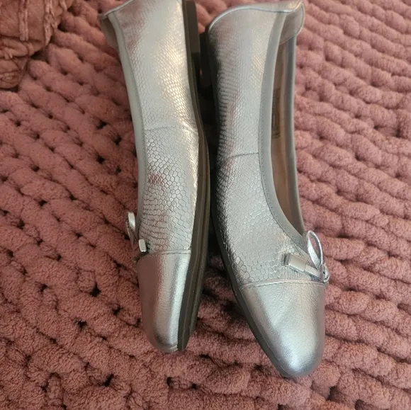 Vionic Women's Silver Ballet Flats