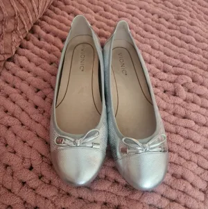 Vionic Women's Silver Ballet Flats