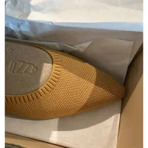 VIVAIA Aria Pointed Toe Ballet Flats Aria 5° Ginger Yellow Size 40  (US 9) NIB