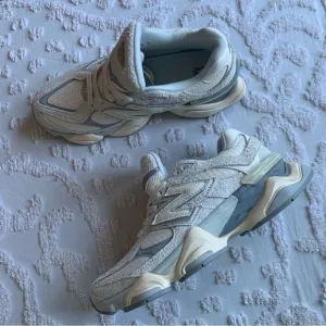 Women’s 9.5 Men’s 8 NEW BALANCE 9060 Quartz Grey Blue Cream Chunky Sneakers NWOB